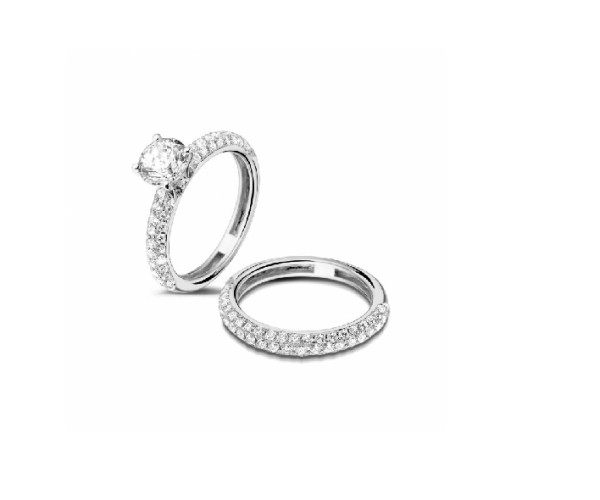 Anillo de compromiso y alianza de oro blanco con diamantes pavé, estilo elegante y clásico