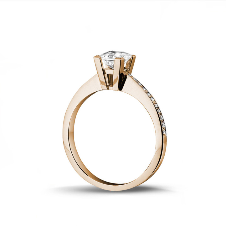 0.50 quilates anillo solitario en oro rojo con diamante talla princesa y diamantes laterales