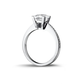 Compromiso - 3.00 quilates anillo solitario en oro blanco con diamante talla princesa y diamantes laterales