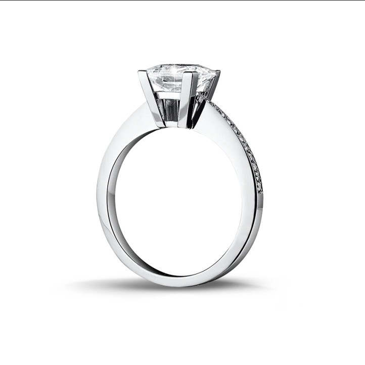 3.00 quilates anillo solitario en oro blanco con diamante talla princesa y diamantes laterales