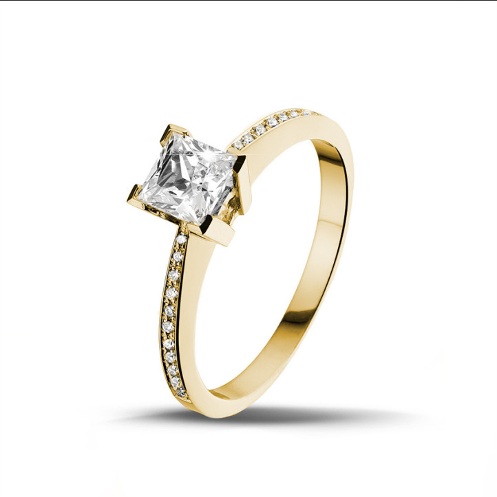0.50 quilates anillo solitario en oro amarillo con diamante talla princesa y diamantes laterales