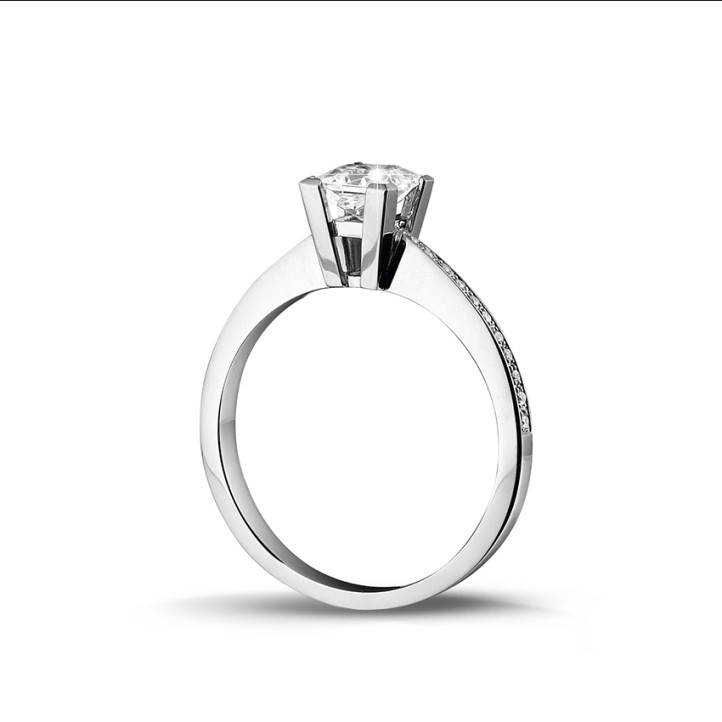 0.50 quilates anillo solitario en platino con diamante talla princesa y diamantes laterales