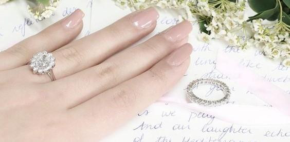 Mujer probándose anillos de compromiso de diamantes