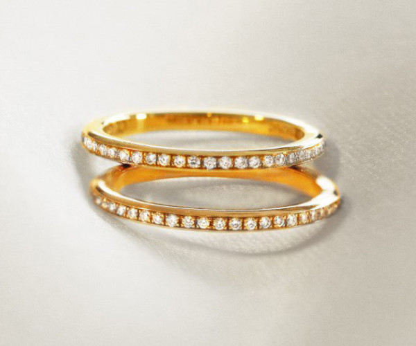 Dos anillos finos de oro amarillo con diamantes pavé, apilados en diseño sencillo y elegante