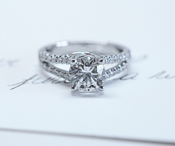 Anillo de compromiso de diamantes con diamante solitario