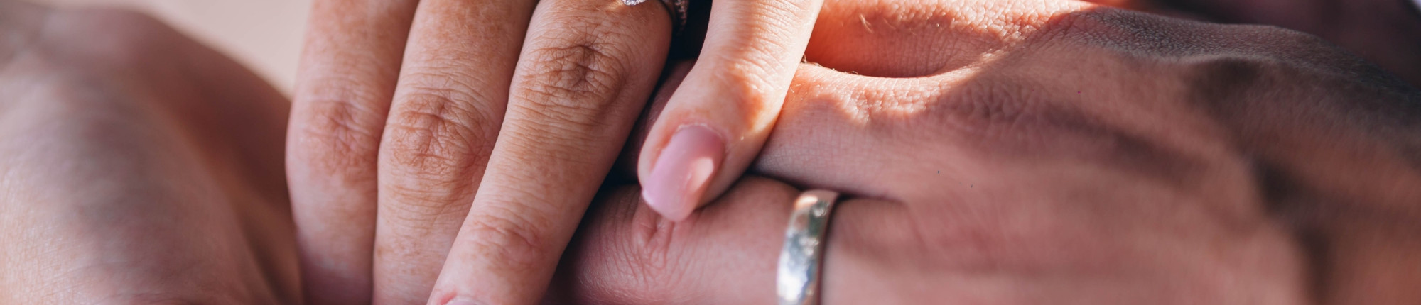 Hombre y mujer con anillos de compromiso y de boda Hombre y mujer con anillos de compromiso y de boda