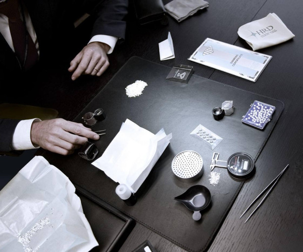 Inspección de diamantes en el distrito del diamante de Amberes 