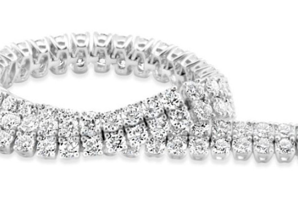 Pulsera tenis de oro blanco con diamantes redondos en engaste pavé y cierre de seguridad