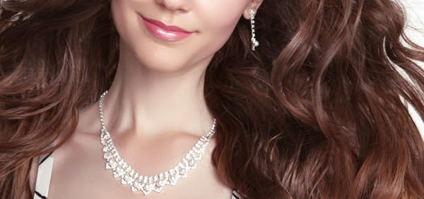 ¿Cómo llevar un collar de diamantes?