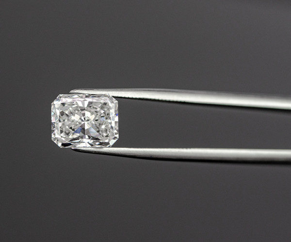 ¿Qué le da brillo al diamante de talla radiante?