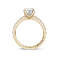 1.00 quilates anillo solitario en oro amarillo con diamantes en los lados