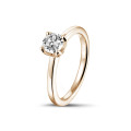0.90 quilates anillo solitario en oro rojo con diamante redondo