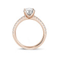 0.70 quilates anillo solitario en oro rojo con diamantes en los lados