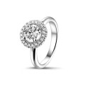 0.90 quilates Halo anillo solitario en platino con diamantes redondos