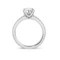 0.70 quilates anillo solitario en oro blanco con diamantes en los lados