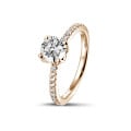 0.90 quilates anillo solitario en oro rojo con diamantes en los lados