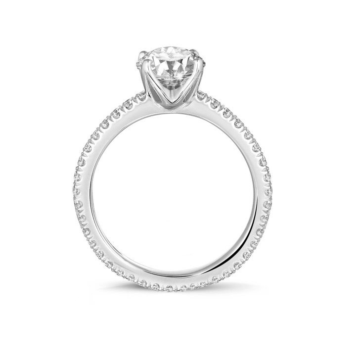 1.25 quilates anillo solitario en oro blanco con diamantes en los lados