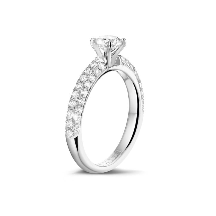 0.50 quilates anillo solitario (media banda) en oro blanco con diamantes en los lados