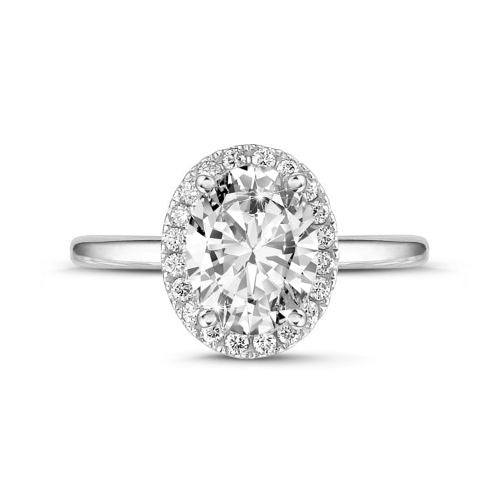 0.70 quilates anillo aureola en oro blanco con diamante ovalado