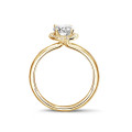 1.00 quilates anillo aureola en oro amarillo con diamante ovalado