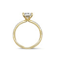 0.70 quilates anillo solitario de diamante princesa en oro amarillo con diamantes en los lados