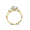 1.00 quilates anillo trilogía en oro amarillo con un diamante redondo y baguettes cónicos