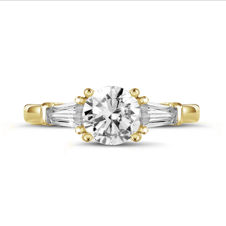 1.00 quilates anillo trilogía en oro amarillo con un diamante redondo y baguettes cónicos