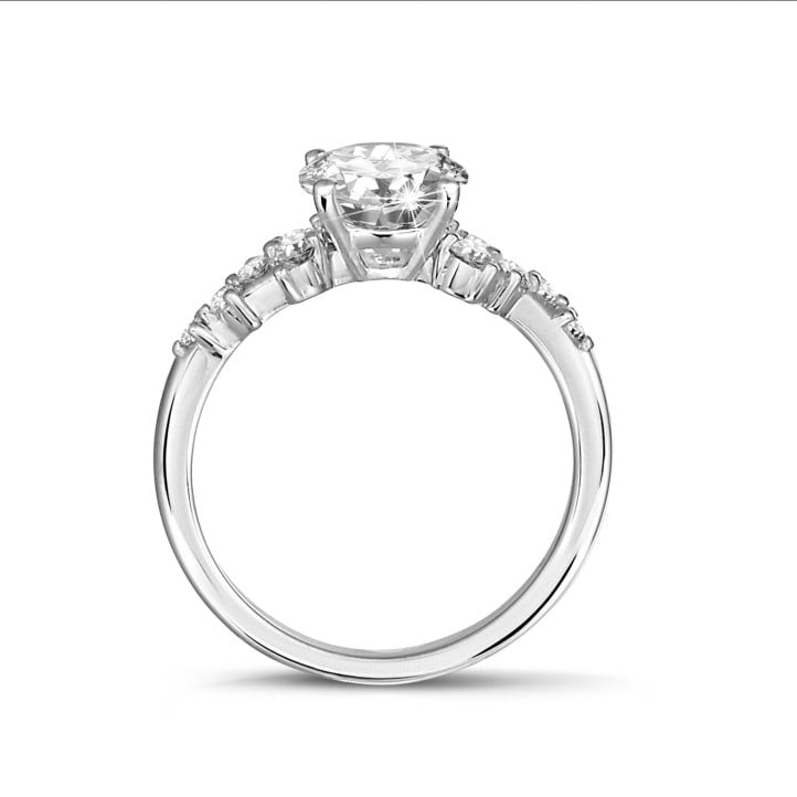 1.00 quilates anillo solitario en racimo en oro blanco con un diamante redondo