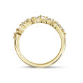 0.12 quilates alianza racimo anillo en oro amarillo con diamantes redondos