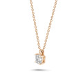 1.00 quilates colgante solitario diamante talla cojín en oro rojo