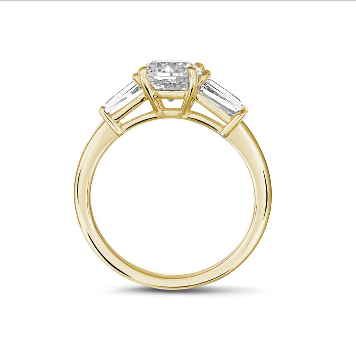 1.00 quilates anillo trilogía en oro amarillo con un diamante cojín y baguettes cónicos