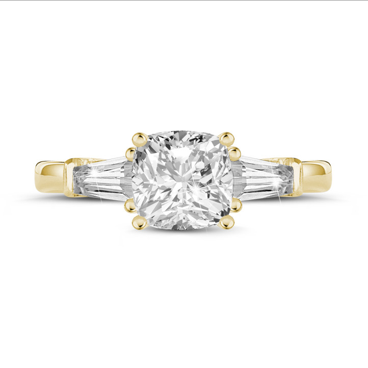 1.00 quilates anillo trilogía en oro amarillo con un diamante cojín y baguettes cónicos