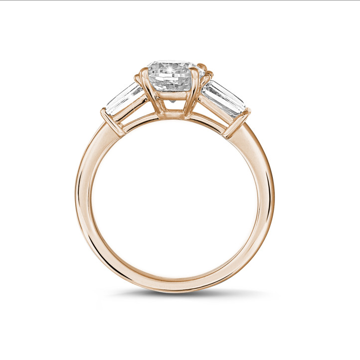 1.00 quilates anillo trilogía en oro rojo con un diamante cojín y baguettes cónicos
