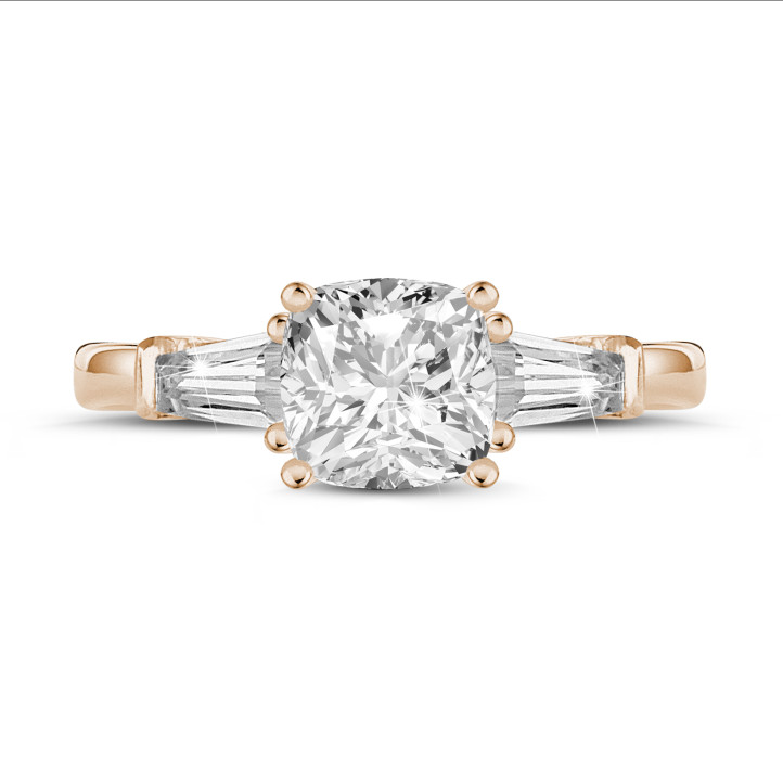 1.00 quilates anillo trilogía en oro rojo con un diamante cojín y baguettes cónicos