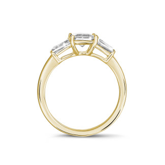 Anillos - 1.00 quilates anillo trilogía en oro amarillo con diamante talla esmeralda y baguettes cónicos