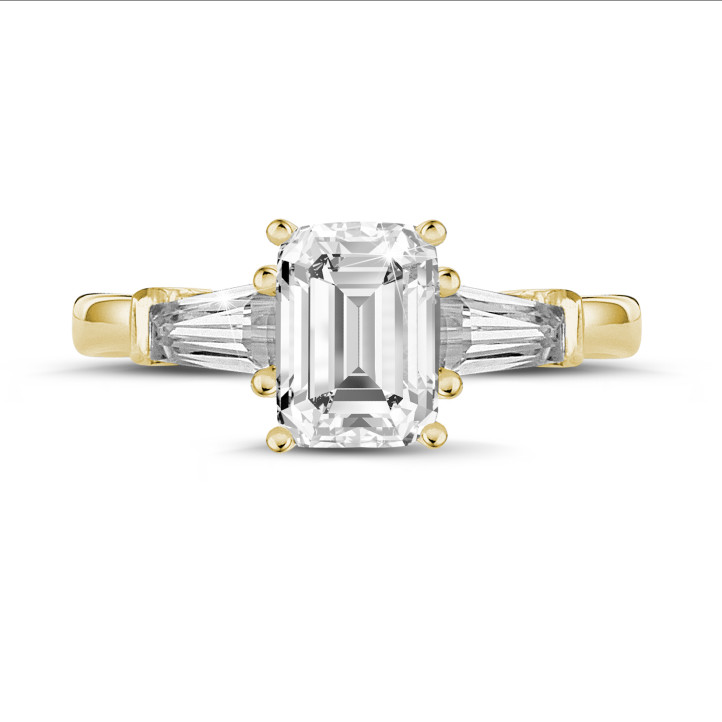 1.00 quilates anillo trilogía en oro amarillo con diamante talla esmeralda y baguettes cónicos