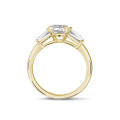 1.00 quilates anillo trilogía en oro amarillo con diamante en forma de pera y baguettes cónicos
