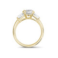 1.00 quilates anillo trilogía en oro amarillo con diamante ovalado y baguettes cónicos