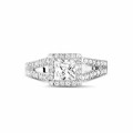 0.70 quilates anillo solitario en platino con diamante talla princesa y diamantes laterales