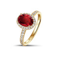 Halo anillo en oro amarillo con rubí ovalado y diamantes redondos