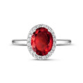 Halo anillo en oro blanco con rubí ovalado