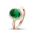 Halo anillo en oro rojo con esmeralda ovalada