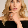 4.30 quilates anillo en oro rojo con diamantes redondos blancos y negros