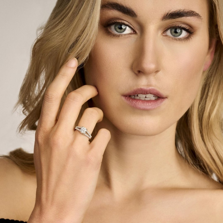 1.50 quilates anillo solitario en oro blanco con diamantes laterales