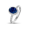 Halo anillo en oro blanco con zafiro ovalado y diamantes redondos