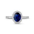 Halo anillo en oro blanco con zafiro ovalado y diamantes redondos