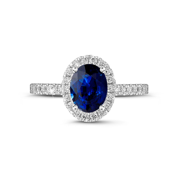 Halo anillo en oro blanco con zafiro ovalado y diamantes redondos