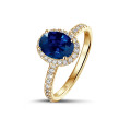 Halo anillo en oro amarillo con zafiro ovalado y diamantes redondos