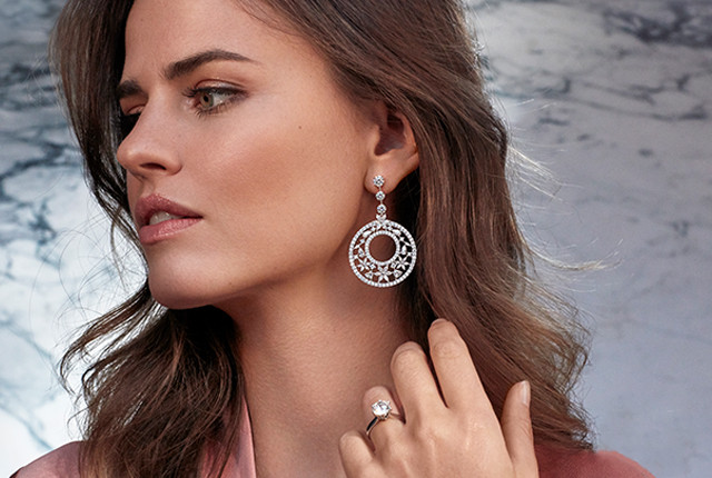 Pendientes largos de oro blanco con diamantes, aro circular calado y colgante elegante
