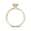 1.00 quilates anillo solitario con diamante de talla radiante en oro amarillo con diamantes en los lados
